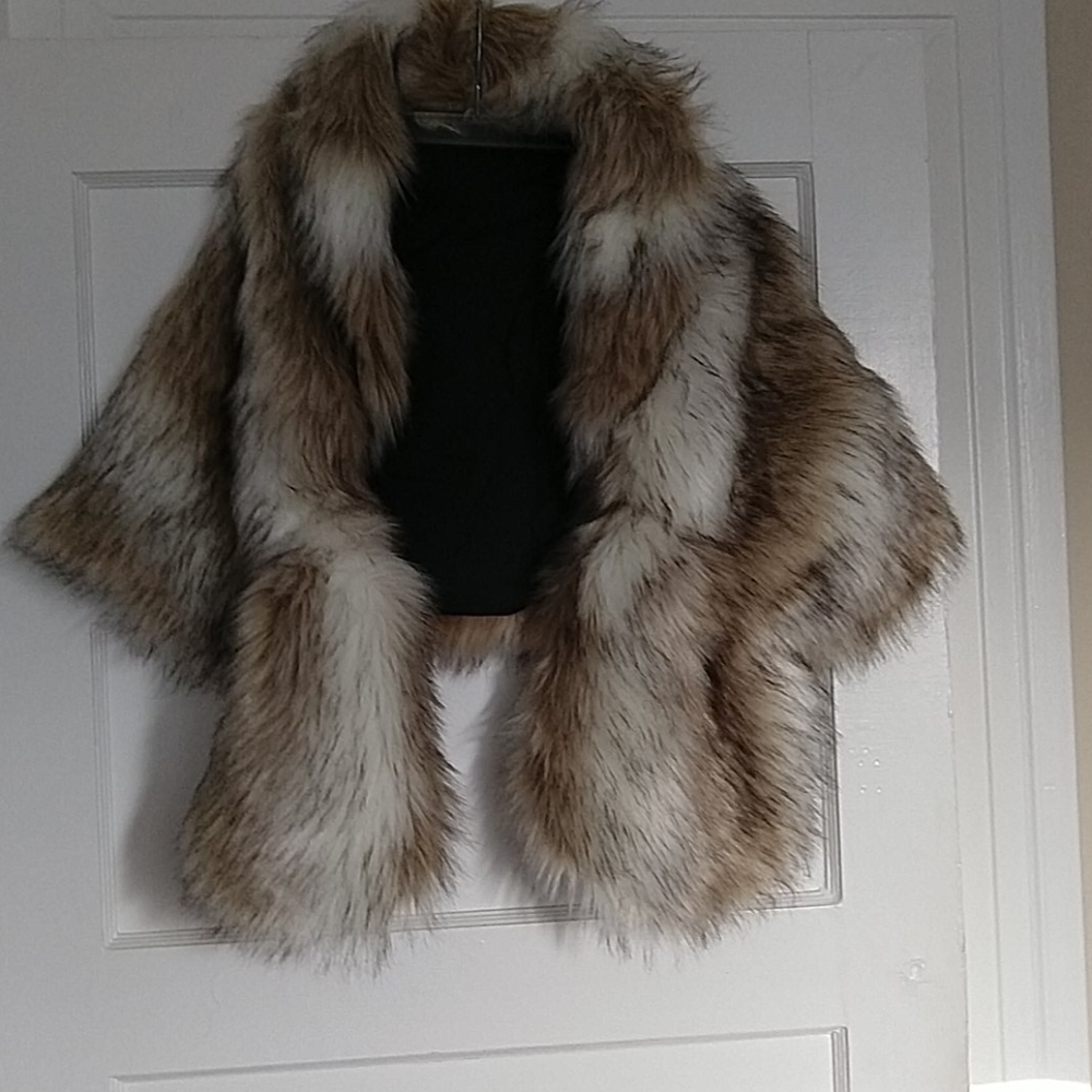 Caracilia fake fur shawl